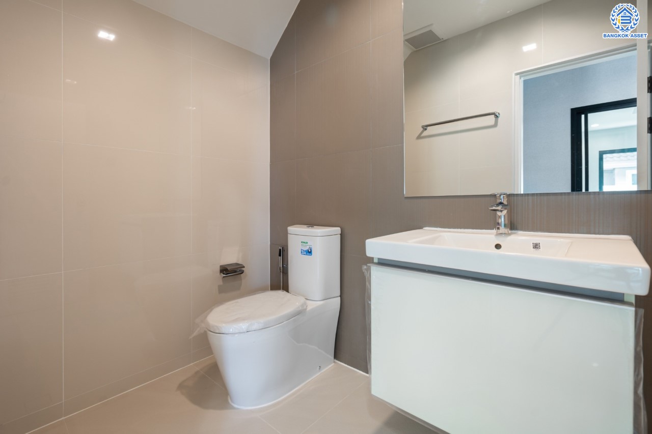 คฤหาสน์หลังใหญ่ตกแต่งใหม่ ม.บ้านสวนดอกไม้ ปิ่นเกล้า ดีไซน์สุด Luxury เนื้อที่ 154.5 ตร.ว. บนพื้นที่ใช้สอยถึง 435 ตร.ม. ฟังก์ชันจัดเต็ม 5 ห้องนอน 6 ห้องน้ำ 1 ห้องแม่บ้าน 2 ห้องอเนกประสงค์ (มีเรือนรับรองด้านข้าง พร้อมห้องน้ำในตัว) จอดรถได้ถึง 4 คัน บนทำเลเชื่อมต่อเมืองอย่างรวดเร็ว ใกล้ทางคู่ขนานลอยฟ้าบรมราชชนนี ทางด่วน "กาญจนาภิเษก" ม.มหิดล และเซ็นทรัลปิ่นเกล้า